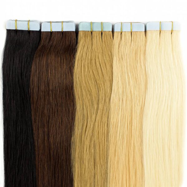 Sada vlasových pásek Tape In v různých odstínech na bílém pozadí.