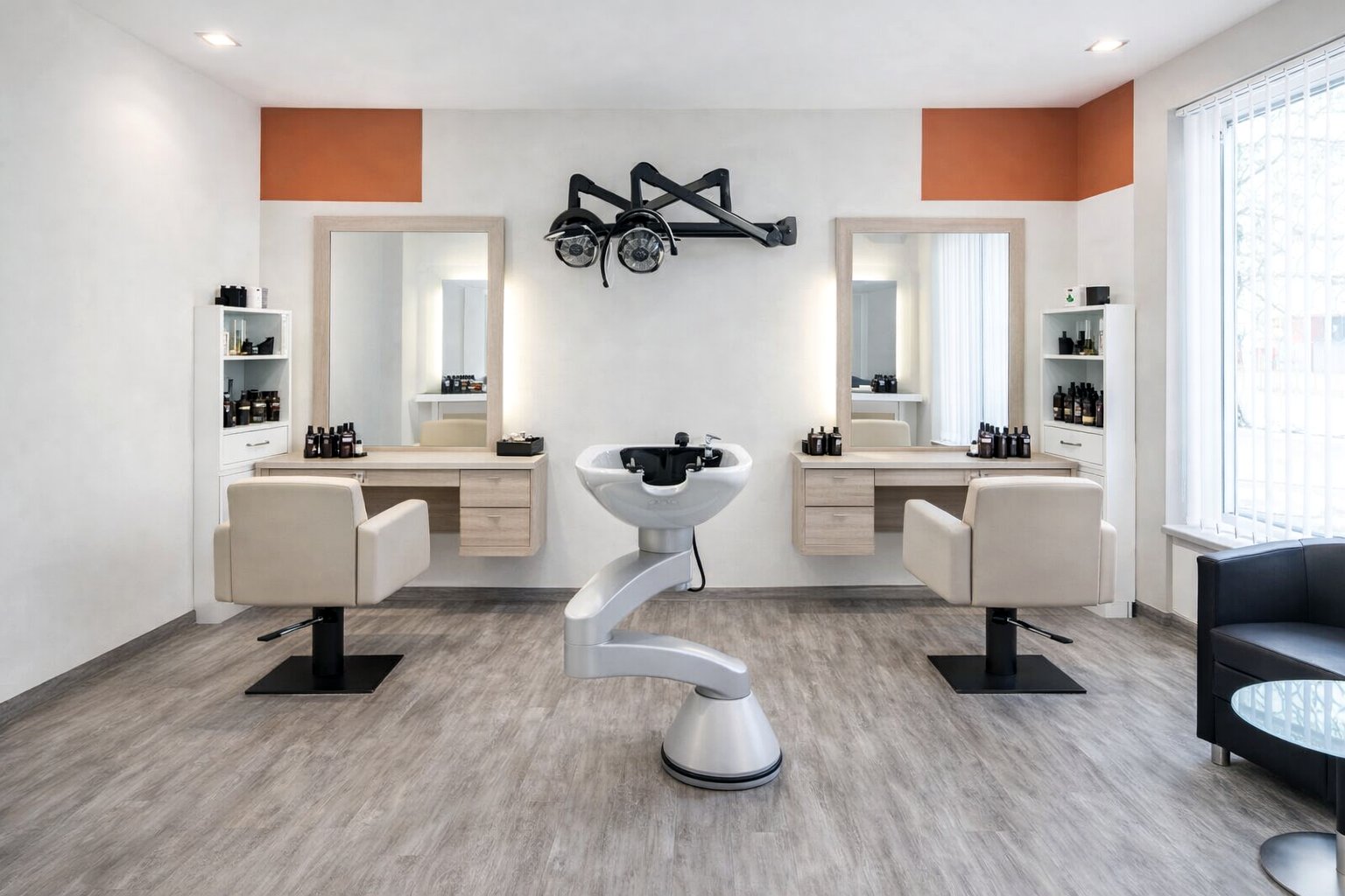 salon-kadernicka-mycka-mezi-obsluhami-modern-interier (1) Kadeřnická myčka umístěná mezi dvěma obsluhami v moderním salonu